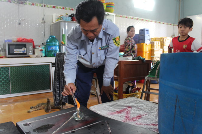 Lấy mẫu kiểm tra ngay tại chỗ bằng phương pháp test nhanh hóa học tìm tạp chất trong tôm tại cơ sở thu mua tôm sú nguyên liệu tại xã Tân Phong (thị xã Giá Rai) - Ảnh: Trần Nguyên