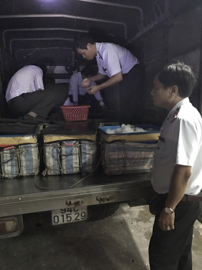 Lực lượng chức năng liên ngành và Phòng CSGT Công an tỉnh Bạc Liêu kiểm tra đột xuất xe tải trên tuyến quốc lộ 1 đoạn qua huyện Hòa Bình, phát hiện 16 thùng tôm sú trọng lượng 426kg nghi có bơm tạp chất - Ảnh: Trần Nguyên