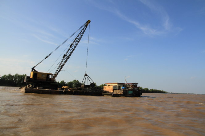 Sà lan của Công ty Đức Phú Thịnh nạo vét trên sông Tiền, tỉnh Tiền Giang ngày 28-3. Theo hải đồ, khu vực này khá sâu - Ảnh: VÂN TRƯỜNG