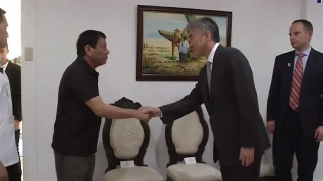 Ông Duterte (trái) đón tiếp đại sứ Mỹ tại Manila, Sung Kim, tại quê nhà của ông ở thành phố Davao, miền nam Philippines ngày 27-3 - Ảnh: RTVM/Presidential Communications