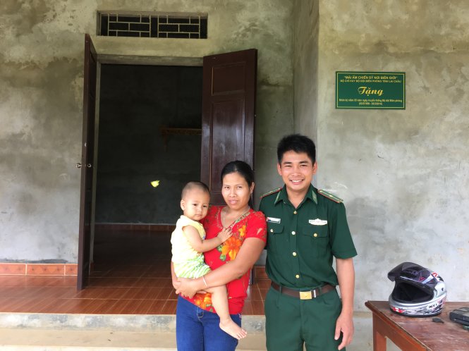 Gia đình thiếu úy Nguyễn Hữu Thưởng bên ngôi nhà do đồng đội xây tặng - Ảnh: My Lăng