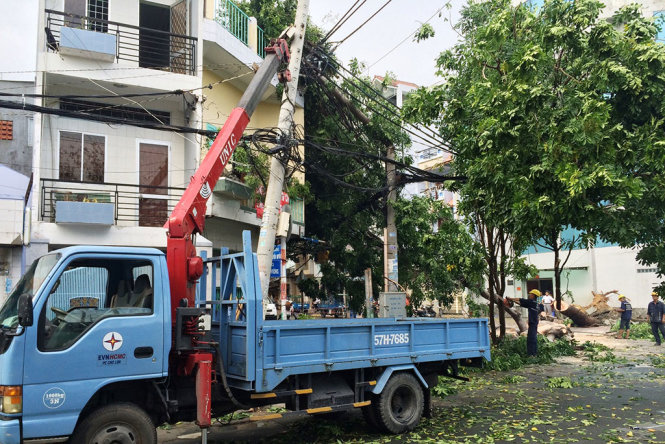 Vụ việc khiến hai trụ điện bị gãy, khu vực này bị cắt điện điện rộng - Ảnh: TÂM ĐỨC