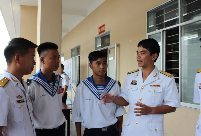 Trung tá Bùi Văn Bền (bìa phải), chủ nhiệm chính trị Lữ đoàn 171, trò chuyện với các bạn đoàn viên thanh niên - Ảnh: M.THẮNG
