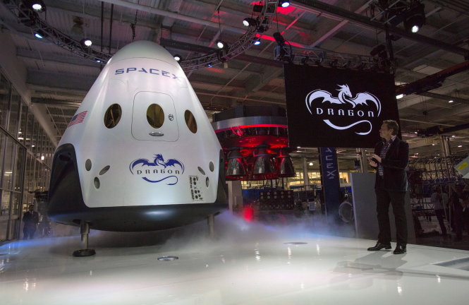 Tỉ phú Elon Musk giới thiệu mẫu phi thuyền của Công ty SpaceX của ông hồi năm 2014 - Ảnh: Reuters