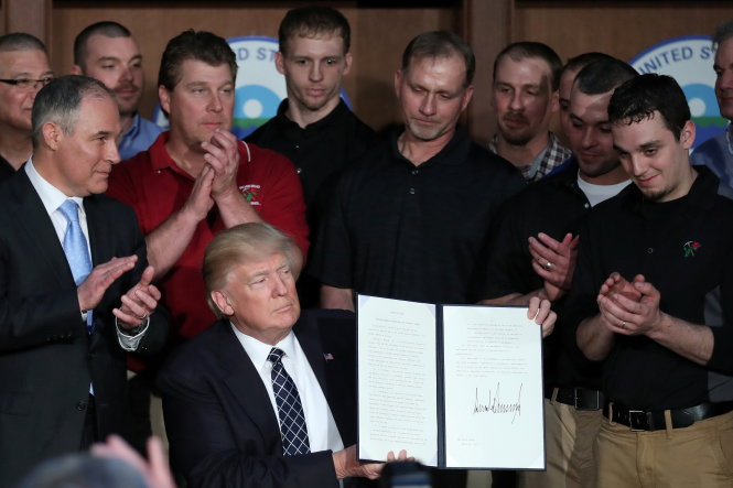 Tổng thống Donald Trump ký sắc lệnh “Độc lập năng lượng” ngày 28-3 -Ảnh: Reuters