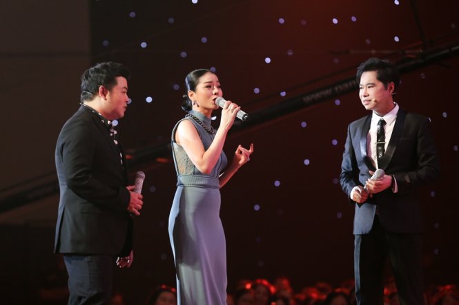Dù Quang Lê, Lệ Quyên, Ngọc Sơn (từ trái qua) lên sân khấu ra sức nói và hát, Hoàng Oanh vẫn chọn về đội Đàm Vĩnh Hưng.