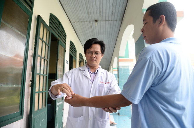 Bác sĩ tại Cơ sở xã hội Nhị Xuân (huyện Hóc Môn, TPHCM) kiểm tra sức khỏe cho học viên đang điều trị cai nghiện tại đây 
Ảnh Tự Trung