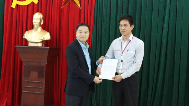 Đại diện Vietnam Airlines trao thư khen, biểu dương lái xe Trần Tuấn Anh - Ảnh: VNA