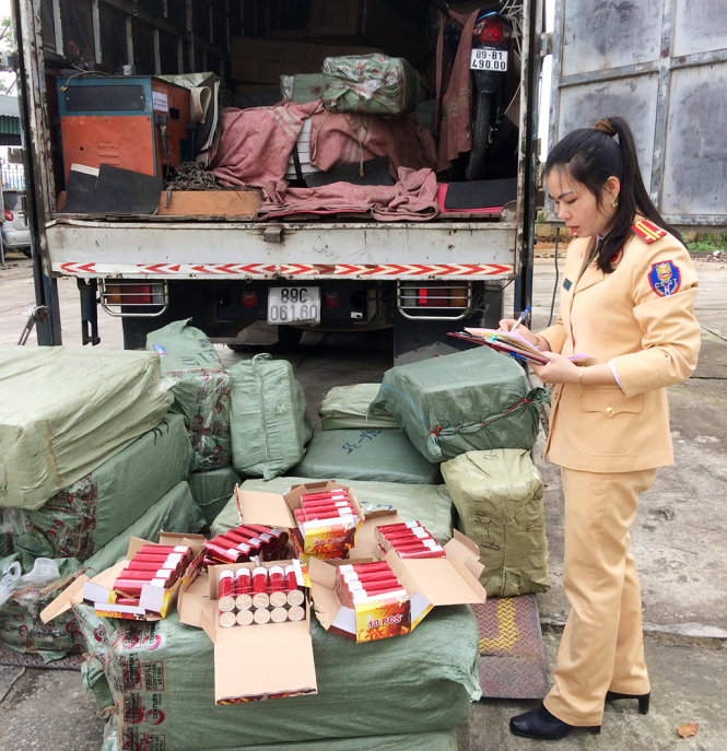 Số pháo điện và chiếc xe tải vận chuyển pháo trái phép, vừa bị CSGT Thanh Hóa bắt giữ sáng 30-3 - Ảnh: Hà Đồng