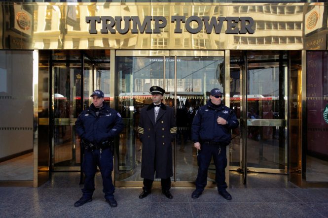 Cảnh sát bảo vệ an ninh trước toà nhà Trump Tower của tổng thống Mỹ Donald Trump - Ảnh: Reuters