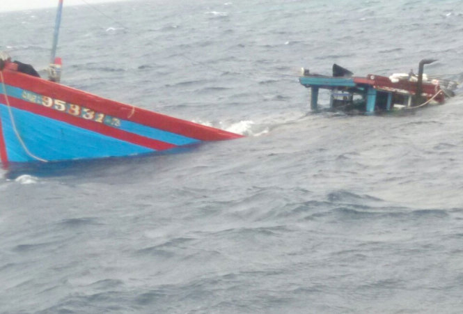 Tàu cá QNg-95831TS bị sóng lớn đánh chìm ở Hoàng Sa - Ảnh: Ngư dân cung cấp