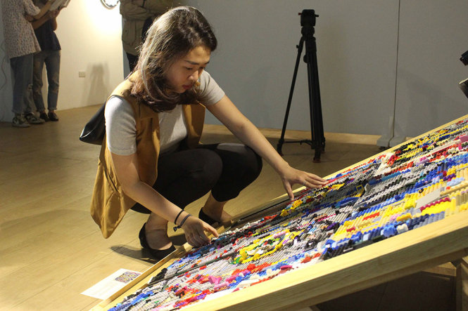 Nhiều bạn trẻ hào hứng tương tác với trò chơi lắp ghép lego - Ảnh: KIỀU THU
