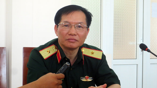 Thiếu tướng Lê Mạnh Tiến trả lời báo chí về công tác tìm kiếm, cứu nạn thủy thủ tàu Hải Thành 26 trong ngày 30-3 - Ảnh: Đ.H