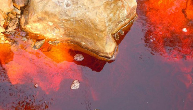 Chất xyanua và sắt nhìn thấy tại sông San Sebastien tại El Salvador - Ảnh: Guardian