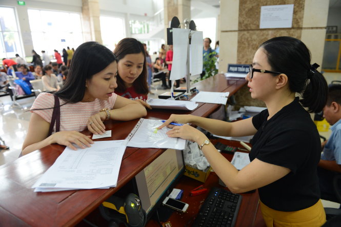 Doanh nghiệp và người dân làm thủ tục thuế tại Cục Thuế TP.HCM chiều 30-3 - Ảnh: Quang Định