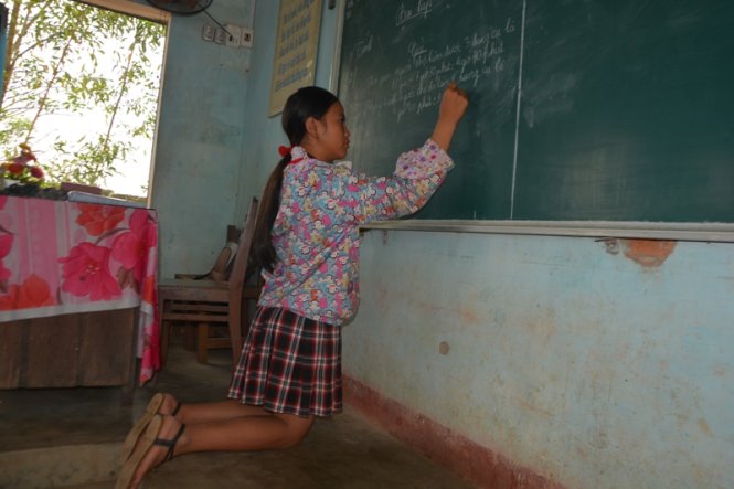 Khi lên bảng làm bài tập, nhiều em cũng phải quỳ - Ảnh: Trần Mai