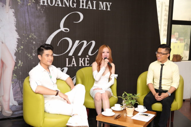 Hoàng Hải My (giữa) chia sẻ về MV đầu tiên mà cô giới thiệu tại Việt Nam - Ảnh: Tử Văn