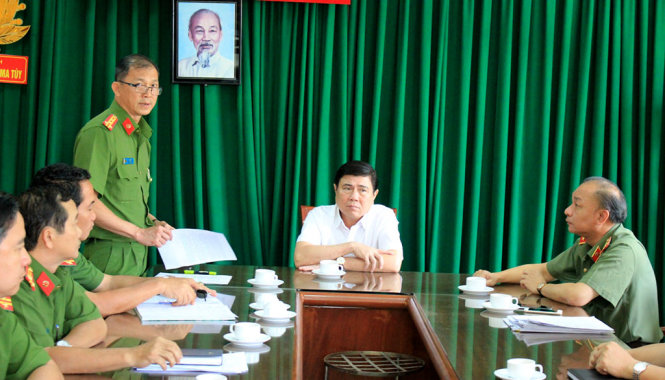 Chủ tịch UBND TP Nguyễn Thành Phong nghe lãnh đạo Phòng PC47 báo cáo - Ảnh: SƠN BÌNH