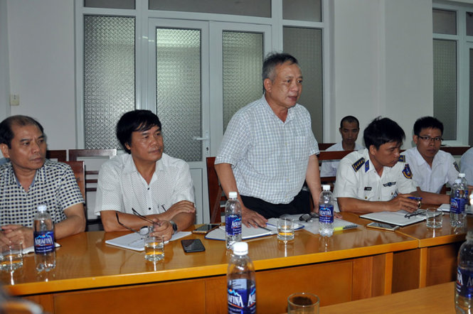 Ông Trương Ngọc Minh (đứng) phát biểu tại cuộc họp bàn phương án cứu nạn, cứu hộ tàu Hải Thành 26 vào ngày 28-3 - Ảnh: ĐÔNG HÀ