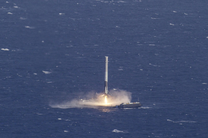 Tầng thứ nhất của tên lửa đẩy Falcon 9 đã hạ cánh an toàn xuống tàu không người lái trên Đại Tây Dương - Ảnh: Reuters
