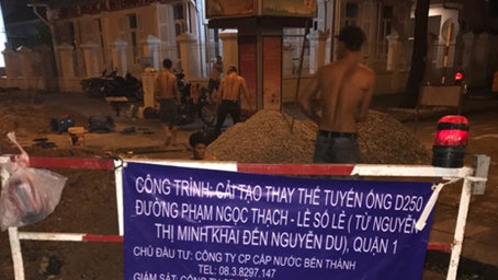Phạt nhà thầu thi công ở đường Nguyễn Thị Minh Khai (Q.1 không có đủ rào chắn - Ảnh Thanh tra Sở GTVT cung cấp.