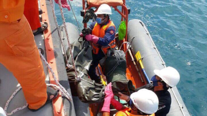 Đưa thi thể thủy thủ tàu Hải Thành 26 Mai Văn Dương lên tàu cứu nạn - Ảnh do VungTau MRCC cung cấp