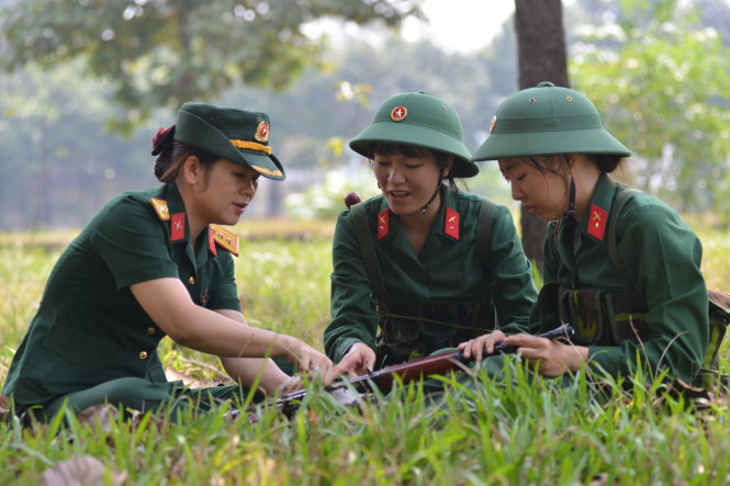 Thượng úy Lê Thị Hằng chỉ bảo tân binh ở thao trường - Ảnh: D.Phan