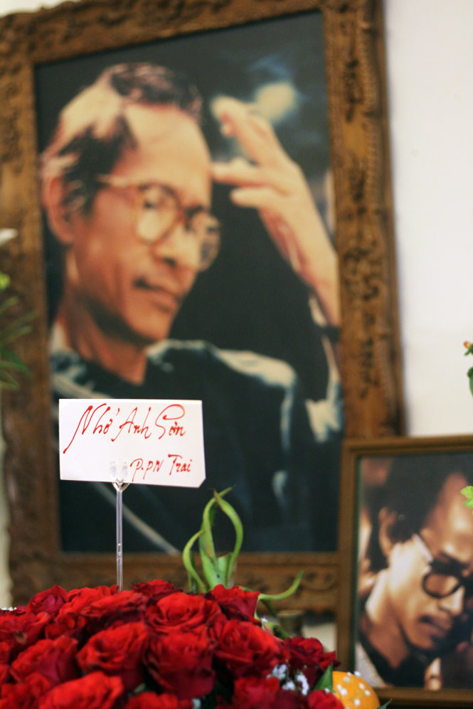 Khán giả gửi hoa tưởng nhớ nhạc sĩ Trịnh Công Sơn - Ảnh: Lê Uy