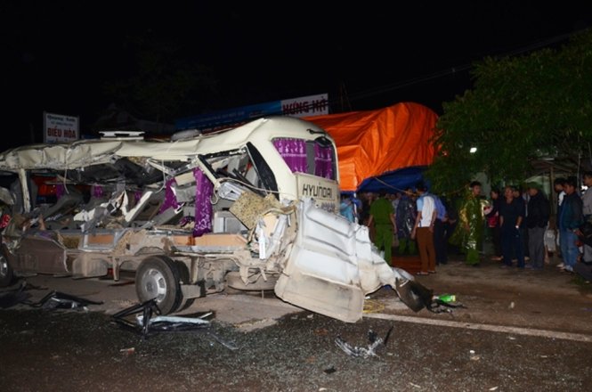 Lực lượng chức năng khám nghiệm hiện trường vụ tai nạn giữa xe khách và xe tải - Ảnh: N.Thanh