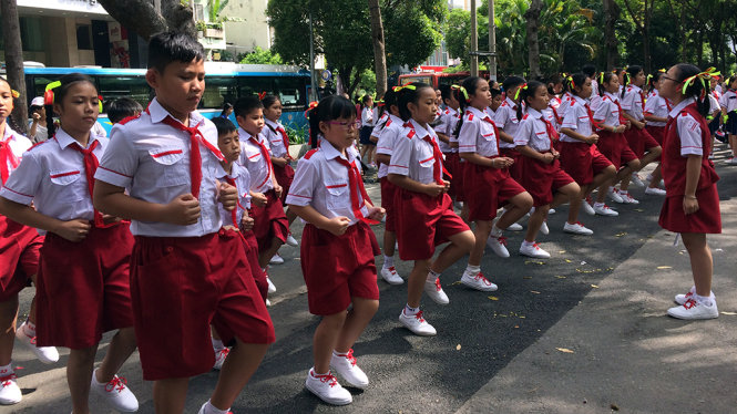 Đội viên các Liên đội Tiểu học tham gia phần thi nghi thức – nghi lễ Đội trong nội dung thi Nghi thức Đội TNTP Hồ Chí Minh - Ảnh: M.P