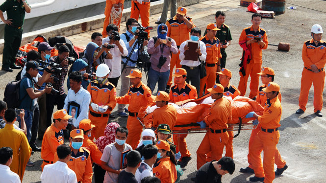 Thi thể các nạn nhân được bảo quản trong bao tử thi, được các thủy thủ tàu SAR 272 chuyển lên xe lạnh - Ảnh: Mai Thắng