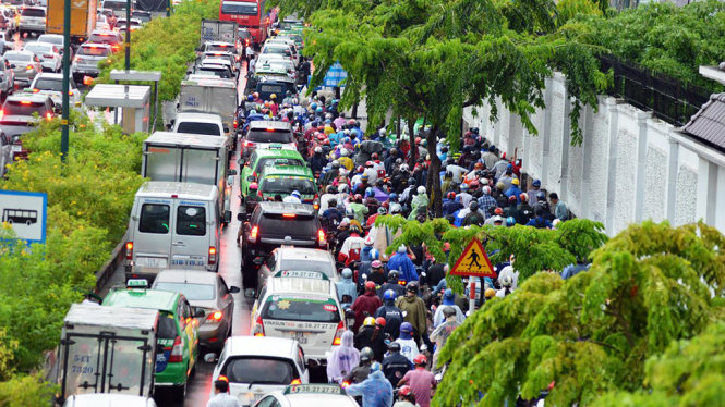 Xe máy, xe ôtô chen chúc nhau trên đường Phạm Văn Đồng - Ảnh: LÊ PHAN