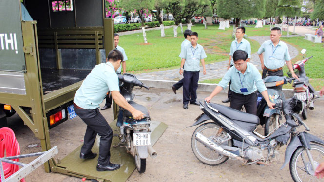 Thu giữ xe máy đậu trái phép trên vìa hè đường Trần Phú (TP. Nha Trang) - Ảnh: THÁI THỊNH