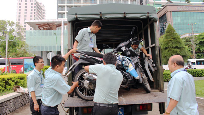 Thu giữ xe máy đậu trái phép trên vìa hè đường Trần Phú (TP. Nha Trang) - Ảnh: THÁI THỊNH