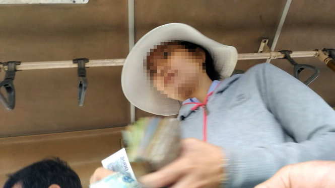 Nhân viên xe buýt biển số 53N-5646 thu 40.000 đồng cho đoạn đường từ ngã tư Gò Mây tới cầu vượt Linh Xuân và 25.000 đồng cho lượt về từ Suối Tiên tới bến xe Miền Tây ngày 3-2 đều không có véẢnh cắt từ clip