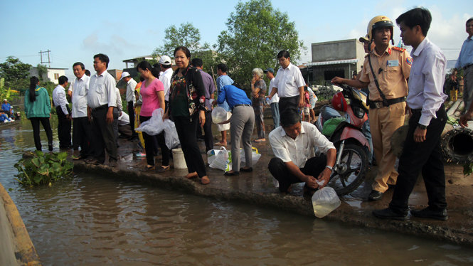 Nhiều người dân và cơ quan chức năng đã thả hàng trăm kg cá, tôm giống xuống sông Ba Lai, huyện Châu Thành, tỉnh Bến Tre - Ảnh: Mậu Trường