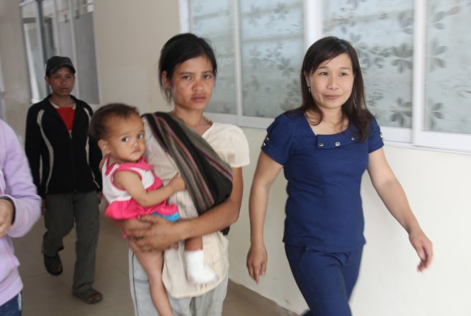 Cô giáo Lê Thị Hồng Thanh (bên phải) đưa một trường hợp người bệnh xuống Đà Nẵng điều trị bệnh - Ảnh: TRƯỜNG TRUNG