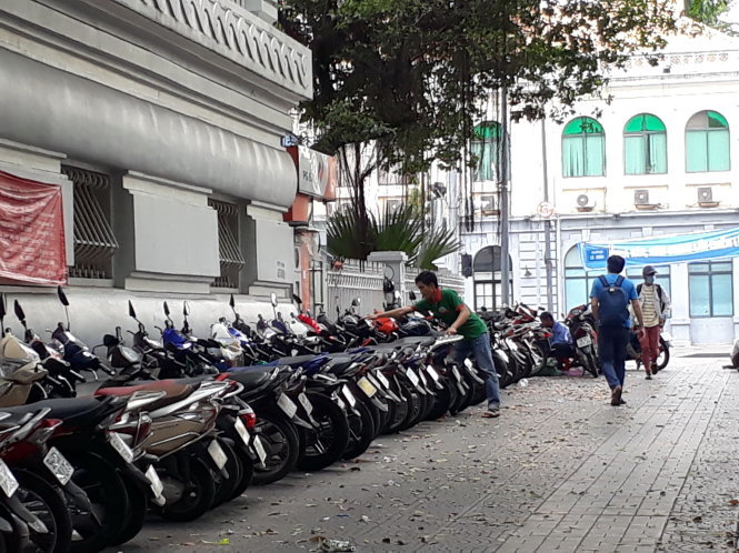 Bãi giữ xe ở góc đường Lê Duẩn và đường Tôn Đức Thắng (Q.1, TP.HCM) không nhận giữ xe đạp - Ảnh: T.LONG