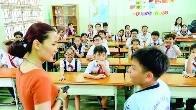 Cô Trang Nhung, giảng viên Trường đại học Ngân hàng TP.HCM, làm giảng viên tình nguyện dạy kỹ năng phòng chống xâm hại tình dục cho học sinh tại một trường tiểu học  ở TP.HCM - Ảnh: TỰ TRUNG