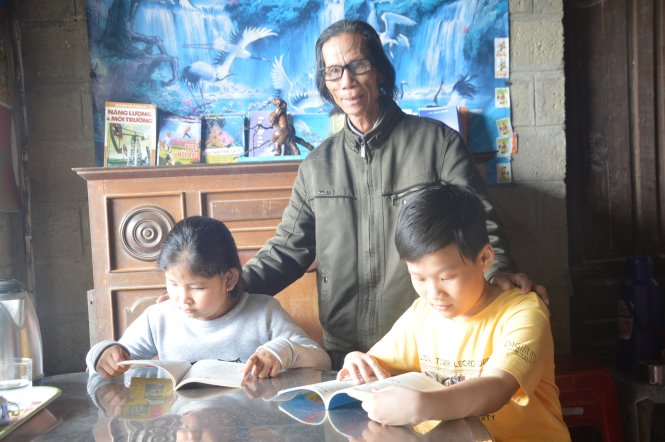 Ông Trương Văn Hào và những cuốn sách phục vụ miễn phí cho học sinh - Ảnh: THANH BA