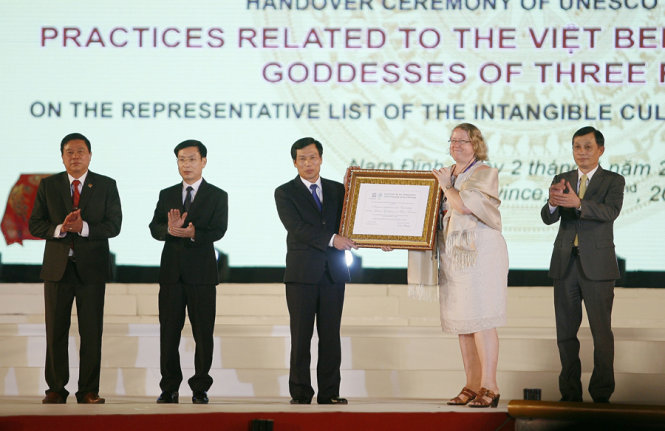 Đại diện UNESCO trao bằng chứng nhận cho Bộ trưởng bộ VHTT-DL Nguyễn Ngọc Thiện - Ảnh: Nam Trần