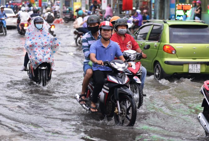 Dù mưa không lớn nhưng đường Lê Văn Việt vẫn ngập lênh láng nước - Ảnh: Lê Phan