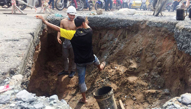 Hố sâu xuất hiện trên đường Lê Văn Việt sau cơn mưa lớn xảy ra vào chiều 1-4 - Ảnh: An Nghi