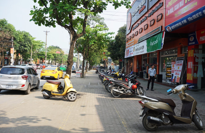 Vỉa hè đường Nguyễn Thị Minh Khai, TP Vinh được sơn vạch kẻ giới hạn đỗ xe - Ảnh: DOÃN HÒA