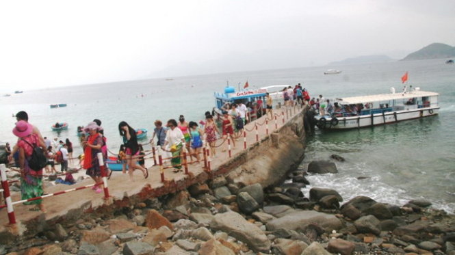 Cầu cảng hiện có tại Hòn Mun được dùng chung cho nhiều hoạt động trong khu bảo tồn biển - Ảnh: P.S.NGÂN