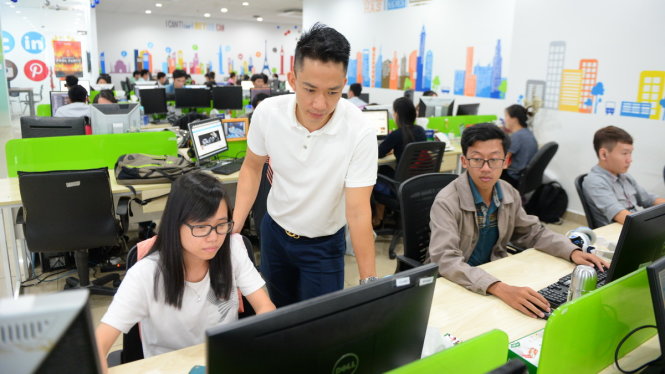 Theo ông Nguyễn Thái Sơn (đứng), giám đốc Công ty Buzzmetrics về công nghệ thông tin, trong năm qua công ty đã tuyển nhiều nhân viên và sẽ tiếp tục tuyển trong thời gian tới - 
Ảnh: HỮU KHOA