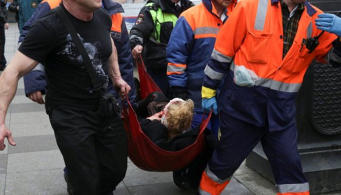 Một người bị thương được đưa đến bệnh viện - Ảnh: Reuters
