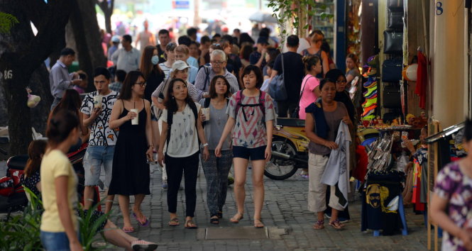 Người dân và du khách nước ngoài đi bộ trên đường Lê Lợi, Q.1, TP.HCM - Ảnh: Hữu Khoa