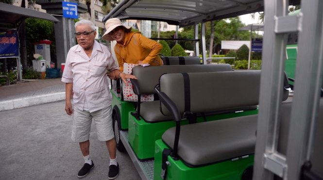 Chú Nguyễn Bá Kiền (Phú Nhuận) cùng vợ đi xe điện tham quan trung tâm thành phố. Chú cho biết xe điện đi lại rất thuận tiện, đẹp mát mẻ và không ô nhiễm môi trường - Ảnh: Hữu Khoa