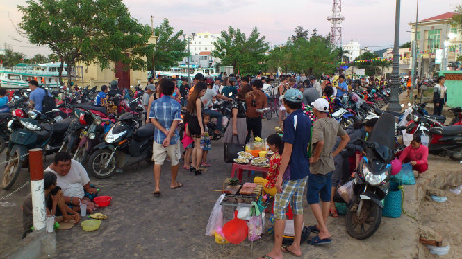 Hàng rong tràn ngập, gây nên cảnh lộn xộn trước Dinh Cậu mỗi buổi chiều - Ảnh: Quang Kiệt